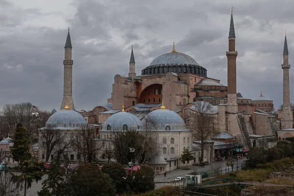 Hagia Sophia Located Sultanahmet Square Has High Minarets Few Large — Stockfoto