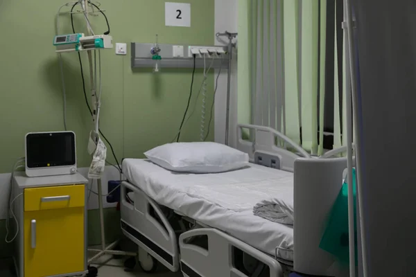 치료실에 베개가 침대는 기구들로 둘러싸여 모니터 스탠드 펌프등 주변에 있습니다 — 스톡 사진