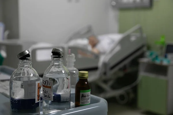 의료용 유리병은 의료용 앞쪽에 보이는 사진을 중병을 환자가 중환자실에 병실의 — 스톡 사진