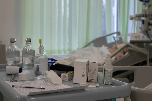 약병들 의료용 앞쪽에 보이는 중환자가 중환자실에 침대에 모습입니다 — 스톡 사진