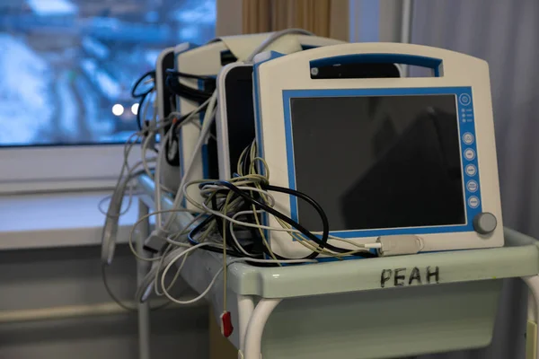 병상에 모니터에 화면이 복도에 의료용 코로나 바이러스가 유행하는 집중적 장비가 — 스톡 사진