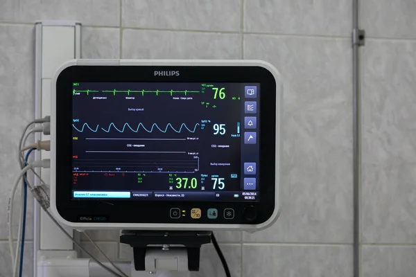 Прикроватный Монитор Пациента Прикрепленный Стойке Экран Включен Ярко Показывает Параметры — стоковое фото