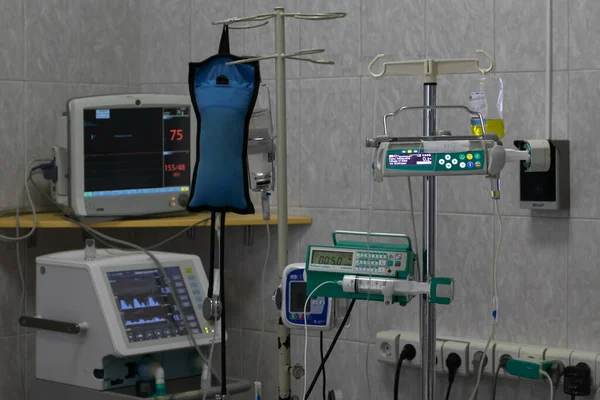주사용 스탠드에 부착되어 주입기 장치와 장비의 배경에 대항하여 치료실 가운데있다 — 스톡 사진