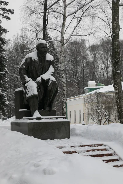 Sovyet devrimci, SSCB 'nin kurucusu ve lideri Lenin anıtı. Heykel kısmen karla kaplı. Anıtın etrafında derin kar yığınları ve karla kaplı bir orman var..