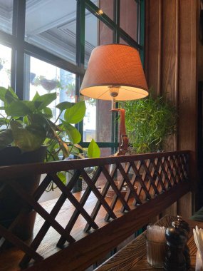 tahta kepenkler pencere pervazı ve masa lambası