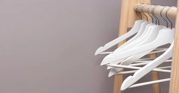 Houten Lege Kleerhangers Een Houten Rek Een Beige Achtergrond — Stockfoto