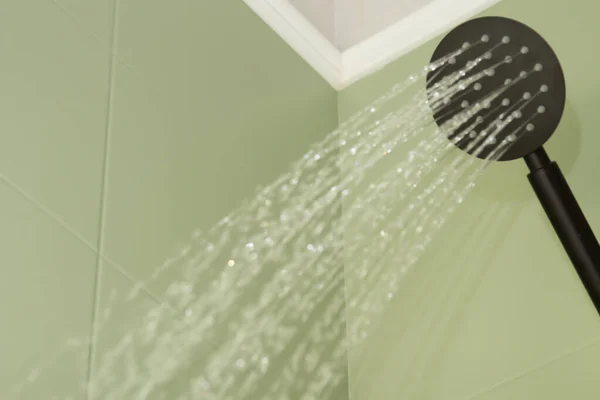 Gros Plan Eau Qui Coule Pomme Douche Noire Dans Intérieur — Photo