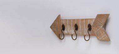 Duvarda elbise ya da anahtarlar için ok şeklinde bir askı var. metin için kopyalama alanı