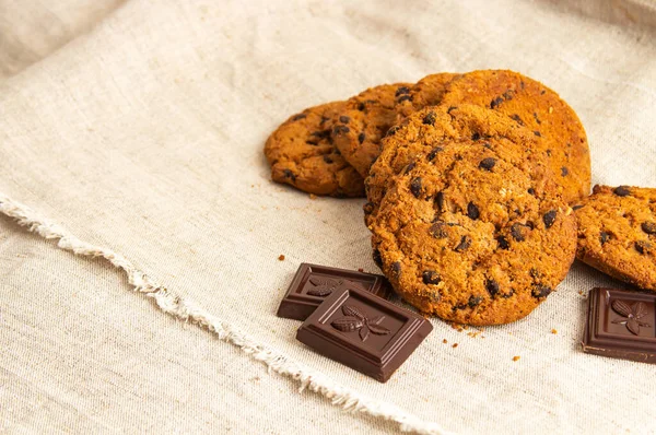 Hausgemachte Schokoladenkekse liegen auf einem grauen Tuch — Stockfoto