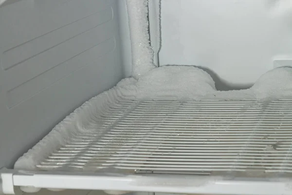 Снег Морозилке Очистка Полок Холодильника Льда Грязи — стоковое фото