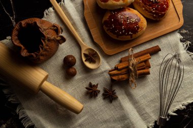 Taze turtalar yemeye ve mutfak aletleriyle çevrili yatmaya hazır.