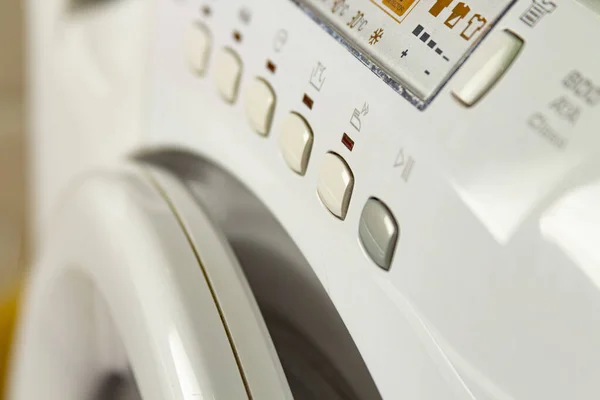 Mesin cuci modern dengan binatu. Close-up dari tombol kontrol dan panel Stok Gambar Bebas Royalti