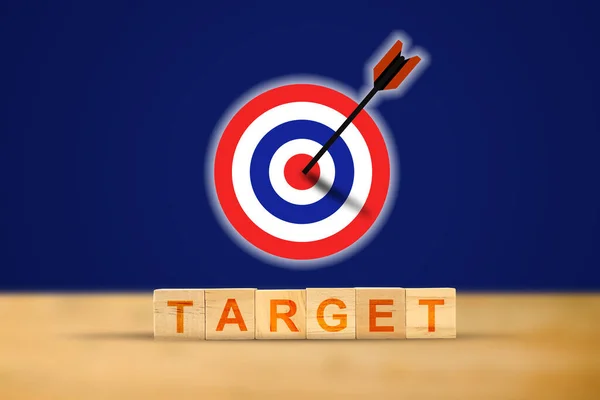 Zielscheibe Mit Pfeilen Auf Rotem Hintergrund Zielscheibe Auf Wortbuchstabenwürfel Erfolgskonzept — Stockfoto