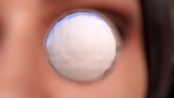 Bir Göz Kremi Topu Topu Ayırır Koyu Benekli Deriyi Küçültmek — Stok video