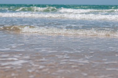 Yazın Tayland 'da temiz ve berrak deniz plajı.