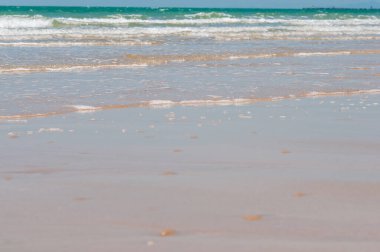 Yazın Tayland 'da temiz ve berrak deniz plajı.