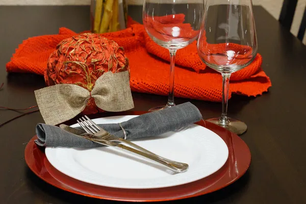 庆祝圣诞节的餐桌 圣诞舞会 盘子和餐具 — 图库照片