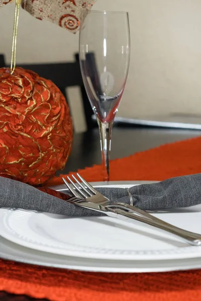 Conjunto Mesa Para Celebrar Navidad Bola Navidad Plato Cubiertos — Foto de Stock