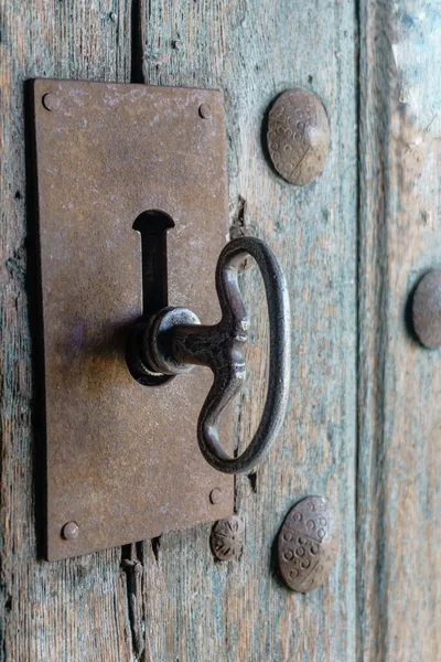 Antik Ahşap Bir Kapının Kilidindeki Anahtarın Yakın Çekim Görüntüsü — Stok fotoğraf