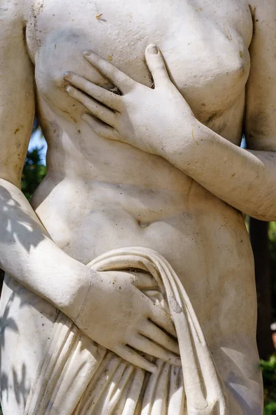 官能的なルネサンス期の女性の像の手と胸の詳細 — ストック写真