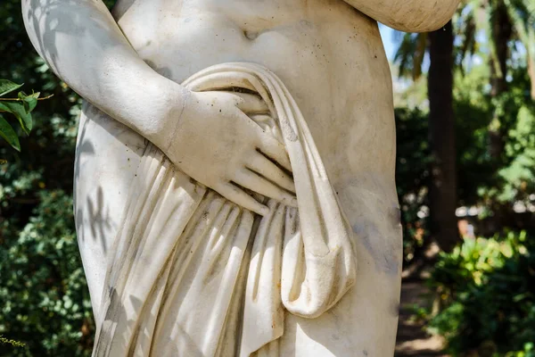 Detalhe Mãos Peito Uma Estátua Uma Mulher Sensual Renascentista — Fotografia de Stock