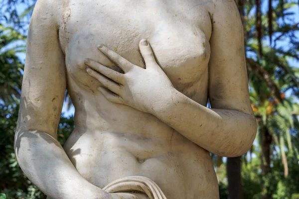 Detalhe Mãos Peito Uma Estátua Uma Mulher Sensual Renascentista — Fotografia de Stock