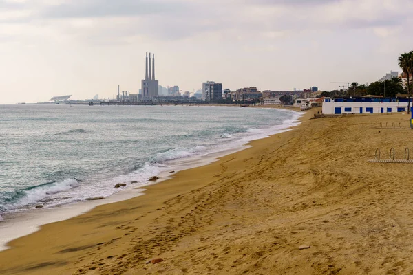 Plaża Badalona Barcelona Hiszpania Samotna Zimą Wieżami Elektrowni Tle — Zdjęcie stockowe