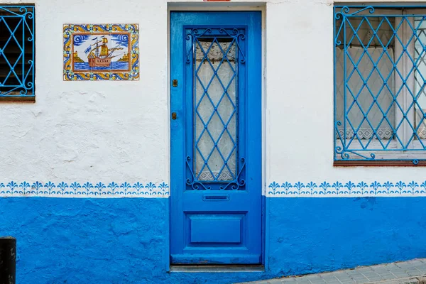 Fachada Blanca Puerta Azul Una Casa Rural Pequeño Pueblo Mediterráneo — Foto de Stock
