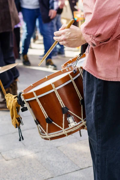 Musicista Suonare Tamburo Durante Una Tradizionale Festa Del Folklore Medievale — Foto Stock