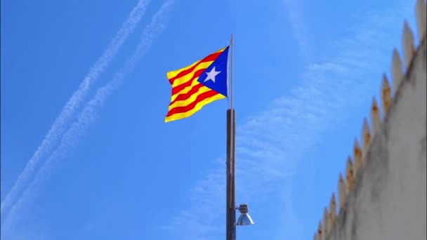 スペインのカタルーニャ州のエステラダ旗 三角形の5点星の赤と黄色の縞 カタルーニャの独立の象徴 — ストック動画