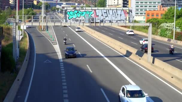 西班牙巴塞罗那 2022年1月2日 在西班牙巴塞罗那高速公路上行驶的车辆 — 图库视频影像