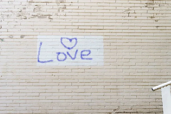Стена Белого Кирпича Раскрашенным Знаком Любовь Сердце — стоковое фото