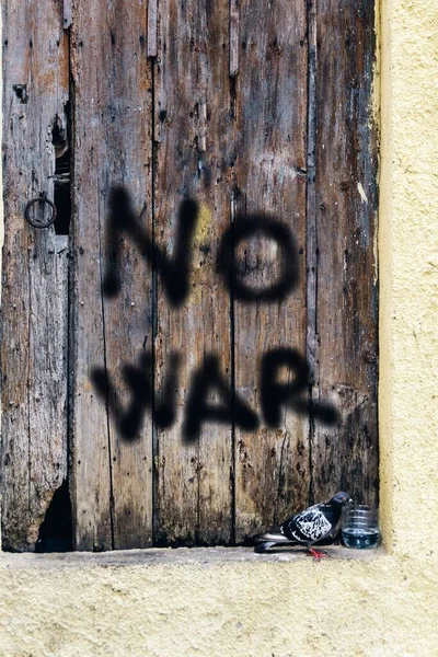 Porta Madeira Rústica Com Inscrição Sem Guerra Pomba Como Símbolo — Fotografia de Stock