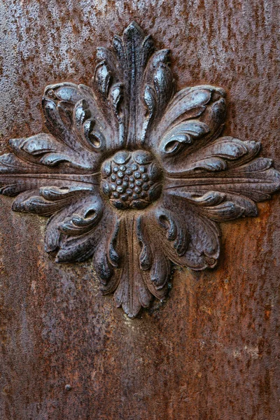 Adorno Decorativo Forma Hoja Planta Una Puerta Mental Oxidada —  Fotos de Stock