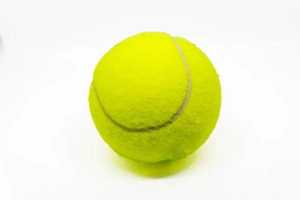白い背景上に分離されて黄色いテニスボール — ストック写真