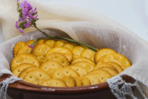 Bowl Dengan Crackers Untuk Hidangan Pembuka Terisolasi Pada Latar Belakang — Stok Foto