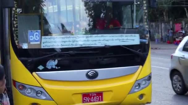 Bangkok Thailand April 2022 Folk Går Ombord Buss Bangkok Thailand — Stockvideo