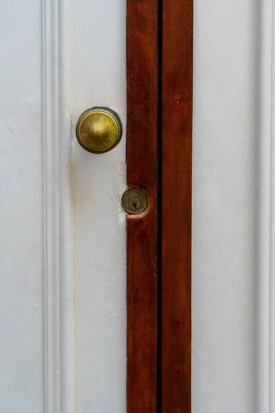 Ρουστίκ Ξύλινη Πόρτα Λευκή Και Κόκκινη Κλειδαριά Και Λαβή — Φωτογραφία Αρχείου