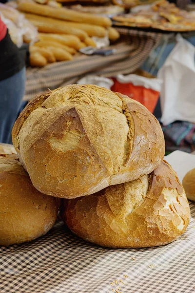 Świeżo Upieczony Wiejski Chleb Zakwaszony Ulicznego Stoiska Zdrowa Żywność — Zdjęcie stockowe