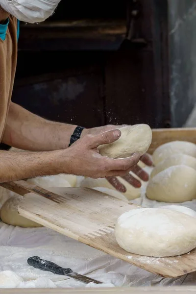 Mand Forbereder Dejen Til Lave Brød Håndværker Naturlig Måde - Stock-foto