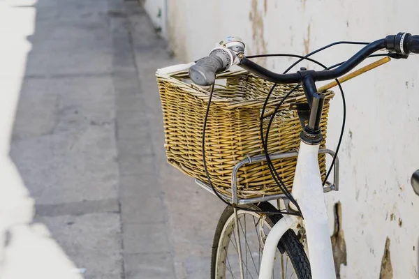 Bicicletă Stil Vintage Coș Față Sprijinit Perete Alb Rustic Copiați — Fotografie, imagine de stoc