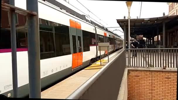 Barcelona Spanien Juni 2022 Pendlerzug Rodalies Beim Einfahren Den Bahnhof — Stockvideo