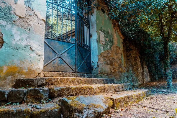 Entrada Una Casa Abandonada Con Una Puerta Azul Oxidada Escaleras — Foto de Stock