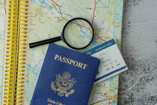 Pasaporte Estadounidense Mapa Del Mundo Lupa Tarjeta Embarque Simulando Búsqueda — Foto de Stock