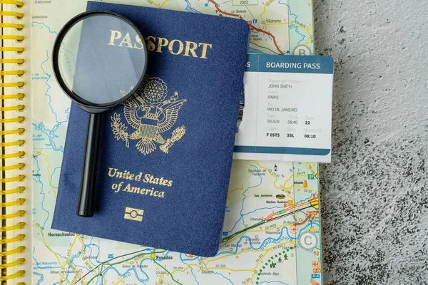 Pasaporte Estadounidense Mapa Del Mundo Lupa Tarjeta Embarque Simulando Búsqueda — Foto de Stock