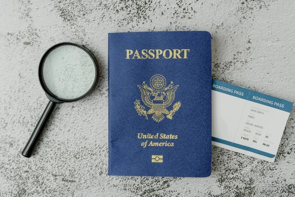 Pasaporte Estadounidense Mapa Del Mundo Una Lupa Simulando Búsqueda Destino — Foto de Stock