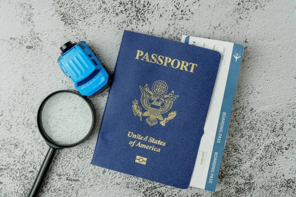 Pasaporte Estadounidense Mapa Del Mundo Una Lupa Simulando Búsqueda Destino — Foto de Stock