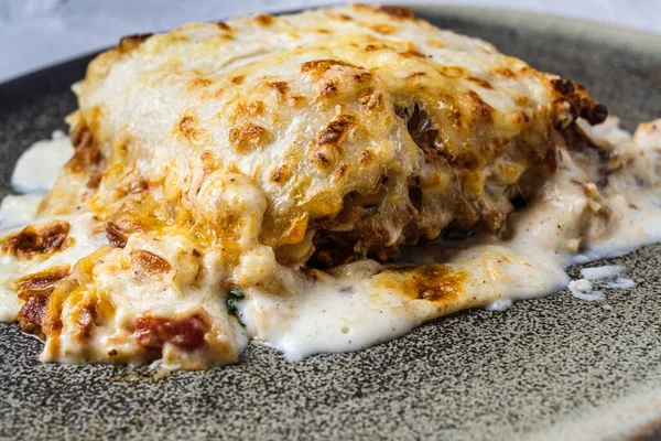 Lasanha Carne Com Queijo Derretido Servido Prato Barro Marrom Comida — Fotografia de Stock