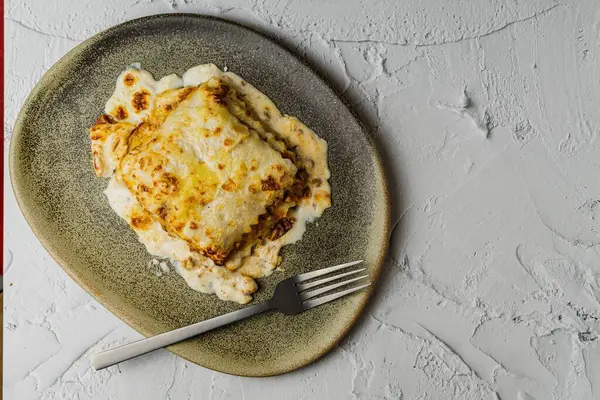 Vleeslasagne Met Gesmolten Kaas Geserveerd Een Bruin Aardewerk Schaaltje Typische — Stockfoto