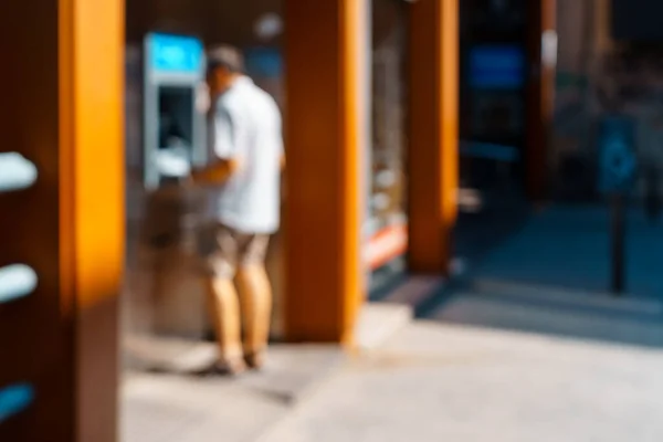 Fotografia Fora Foco Homem Operar Uma Máquina Atm Numa Instituição — Fotografia de Stock